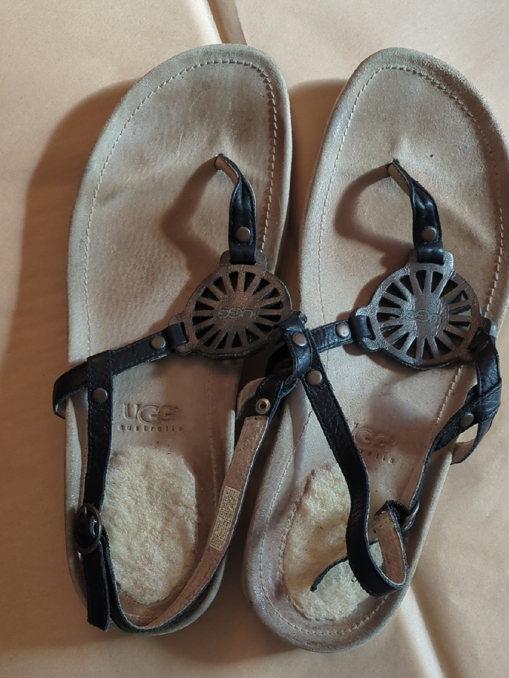 UGG Black Leather Thong Sandals with Decorative Medallion Sz 41/10 US